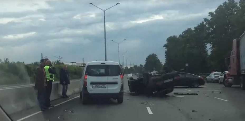 Под окнами ГИБДД в Челябинске произошла массовая авария. Видео 