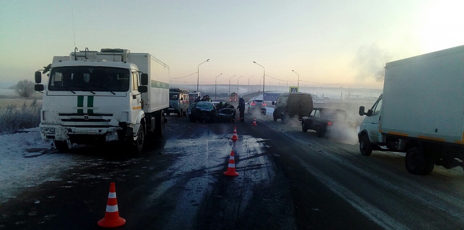 Женщина-водитель погибла при столкновении с КамАЗом ГУФСИН в Челябинской области