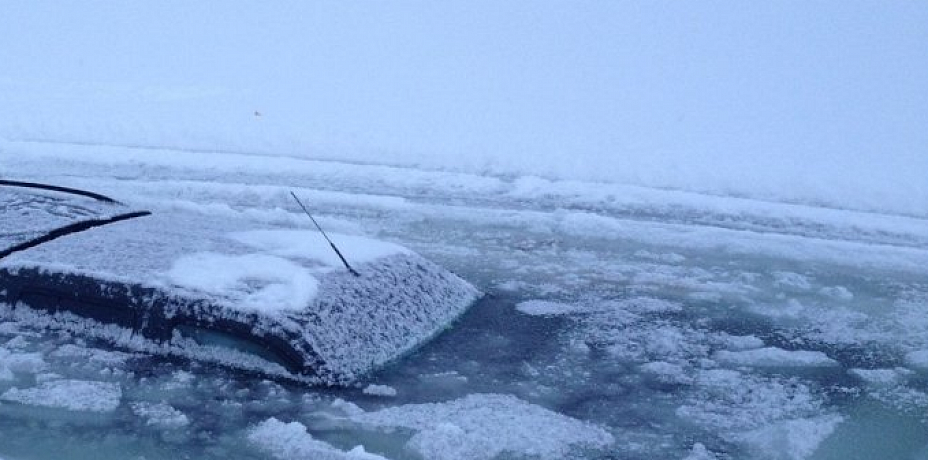 В Челябинске любитель дрифта провалился на авто в Первое озеро