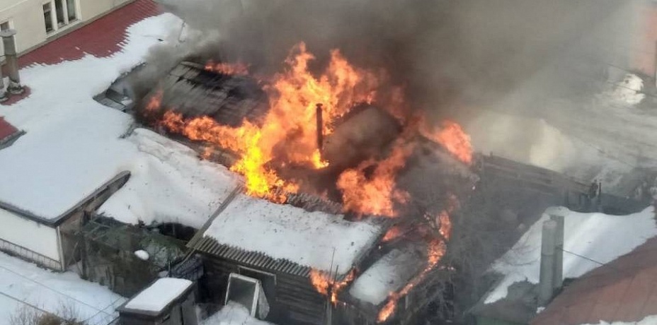 Взрыв двух газовых баллонов предотвратили челябинские пожарные