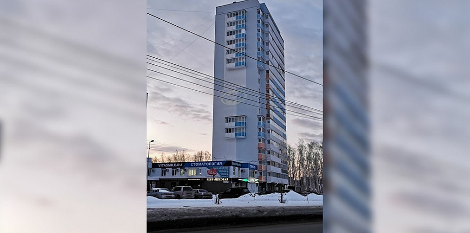 Законно ли это? В Челябинске обсуждают проекцию с рекламой на фасаде жилого дома