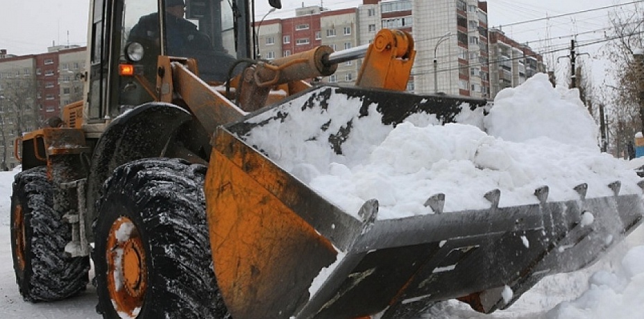 Битву со снегом в Челябинске не прекращают ни днем, ни ночью