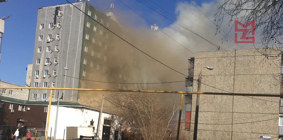 В Ленинском районе Челябинска из горящего отеля эвакуируют людей