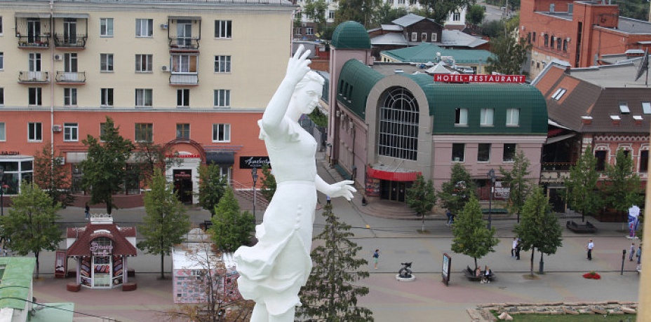 В Челябинске отреставрировали статуи Оперного театра