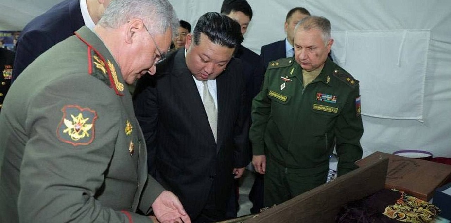 Ким Чен Ыну подарили меч от златоустовских мастеров 