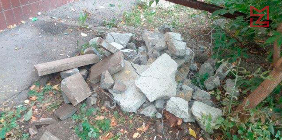 В Челябинске образцовые палисадники закидали мусором с соседней стройплощадки