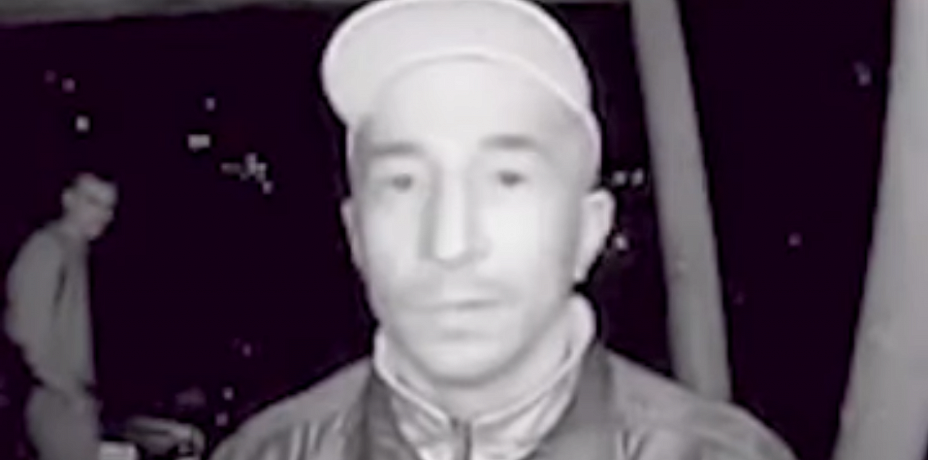 Задержанный за нападение на челябинку в подъезде показал, как совершал преступление. Видео
