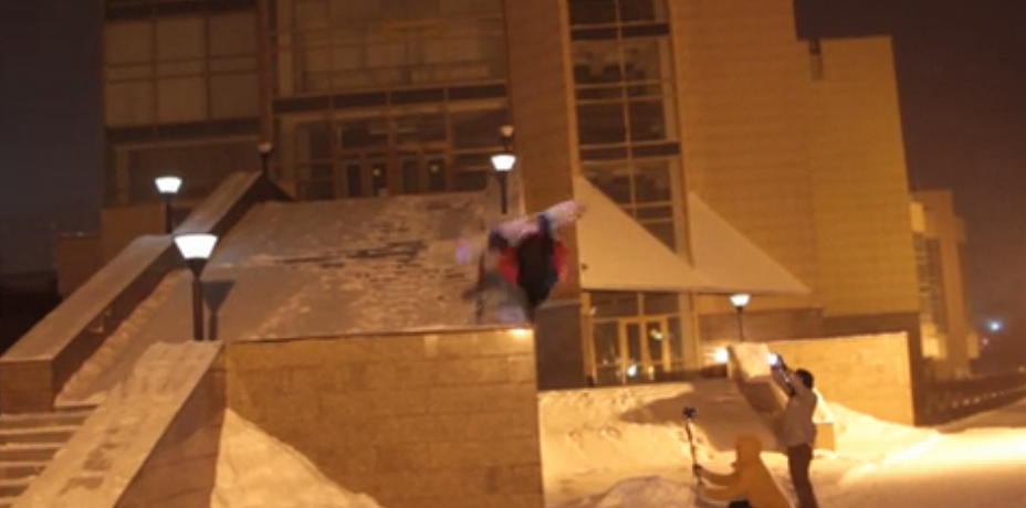 В Челябинске экстремалы катались по Краеведческому музею на сноуборде (видео)