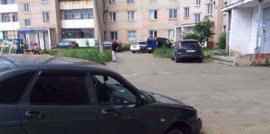 В Челябинске машина провалилась в полутораметровую яму