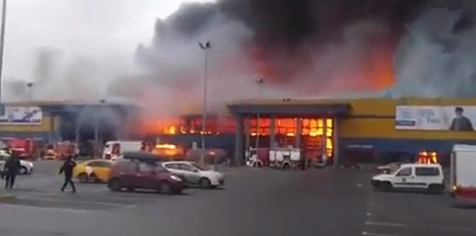 В Петербурге дотла выгорел гипермаркет "Лента" (видео)