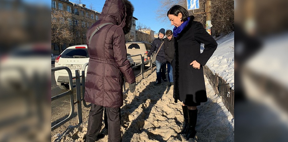 Мэр Челябинска увязла в снегу на городских тротуарах