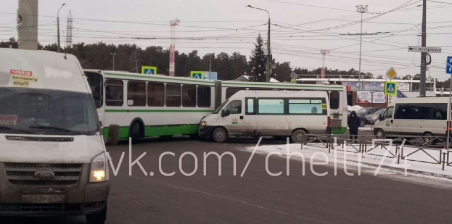 В Челябинске маршрутка протаранила автобус №4