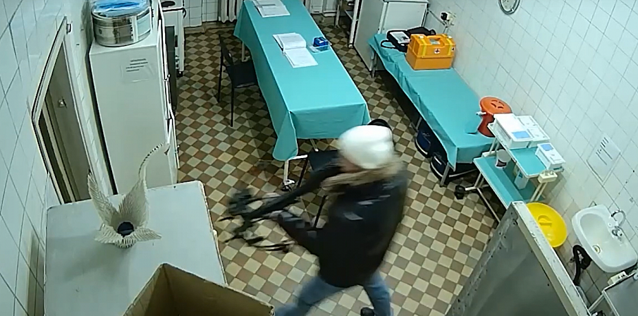 В сети появилось видео нападения с арбалетом на станцию скорой помощи