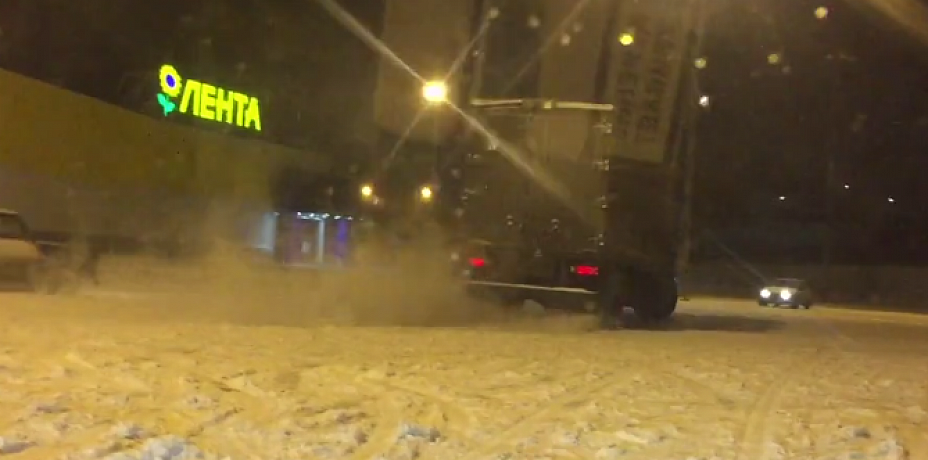 В Челябинске водитель фуры устроил дрифт у гипермаркета "Лента" (видео)