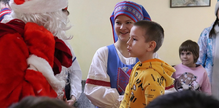 Донбасских беженцев, размещенных в гостинице «Уралочка» поздравили с наступающим Рождеством