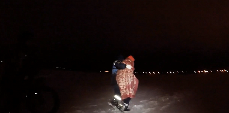 Челябинский рыбак спас замерзавшего на Шершнях велосипедиста. Видео