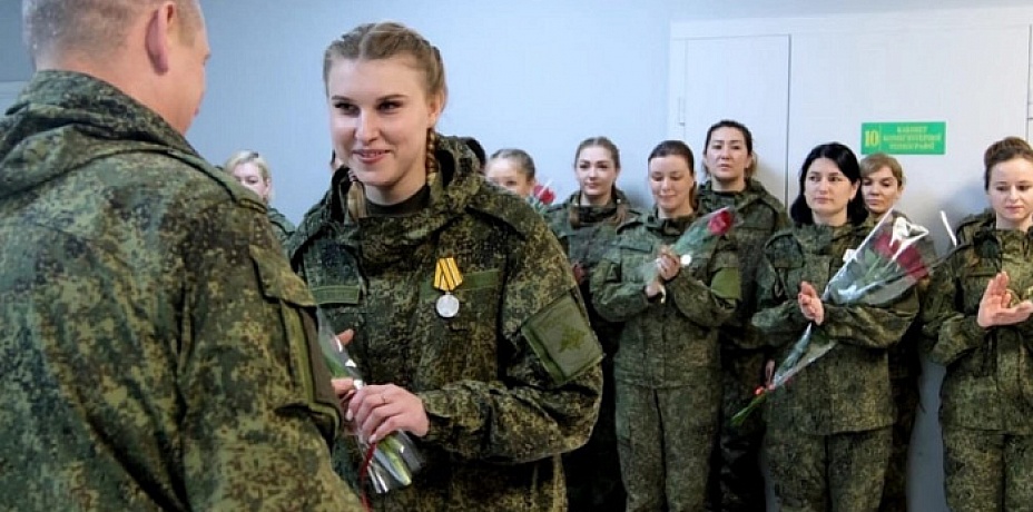 Путин наградил челябинскую студентку за отвагу во время работы в зоне СВО