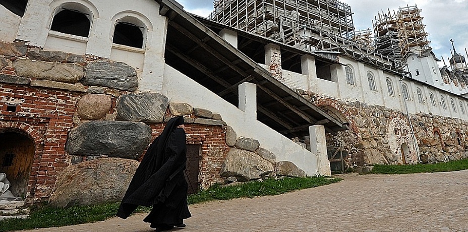 Челябинский священник продолжает отдавать пенсионерке деньги, несмотря на ее смерть