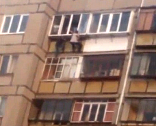 В Магнитогорске школьники свешивались с балкона 10 этажа В Магнитогорске школьники свешивались с балкона 10 этажа