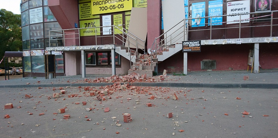 «Люди едва не пострадали». В Челябинске с фасада здания рухнули кирпичи