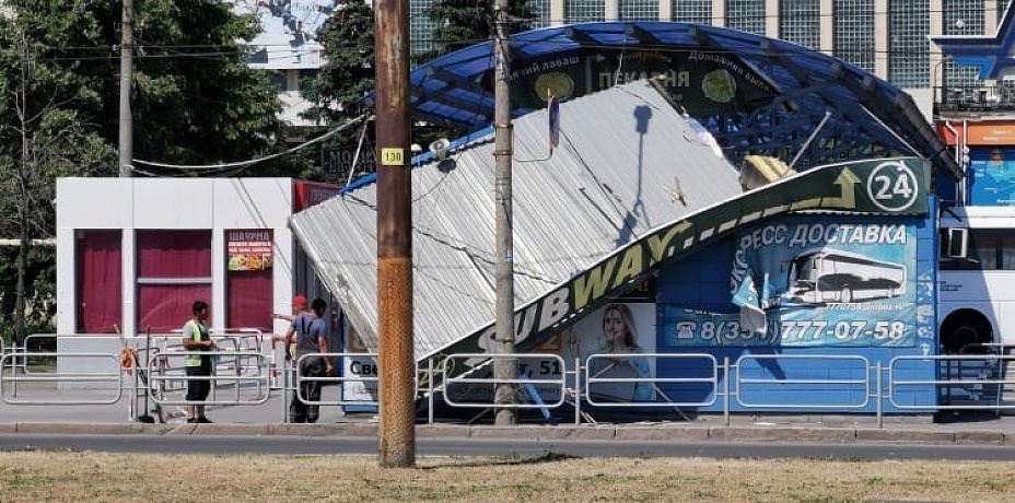 В Челябинске вихрь снес крышу павильона на автовокзале 