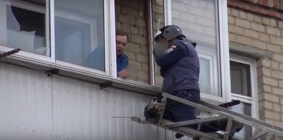 «Люди, я не сумасшедший». Спасатели эвакуировали с балкона жителя Троицка