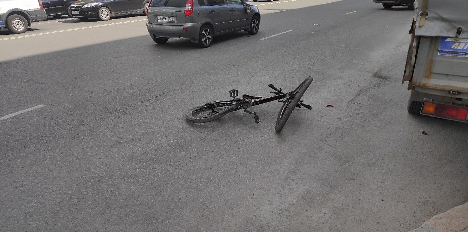 В центре Челябинска «Лада-Калина» сбила подростка-велосипедиста на светофоре 