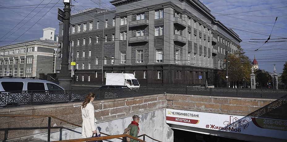Антискользящий гранит везут для подземного перехода в центре Челябинска