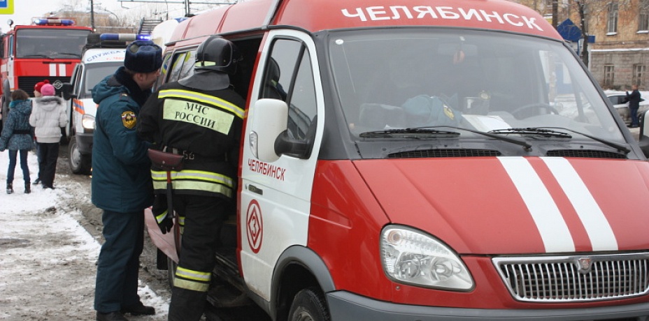 Из-за пожара в бизнес-центре Челябинска эвакуировались 15 человек