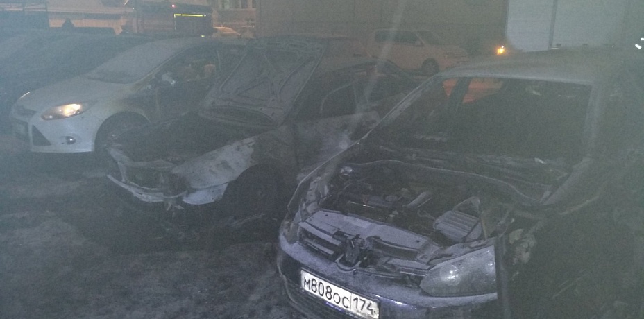 В Челябинске из-за нетрезвого мужчины сгорело 4 иномарки
