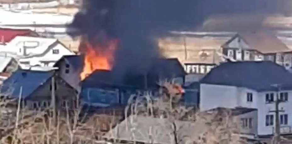 Рядом с домом, из которого спасали детей в Чебаркуле, вновь произошел пожар. Видео