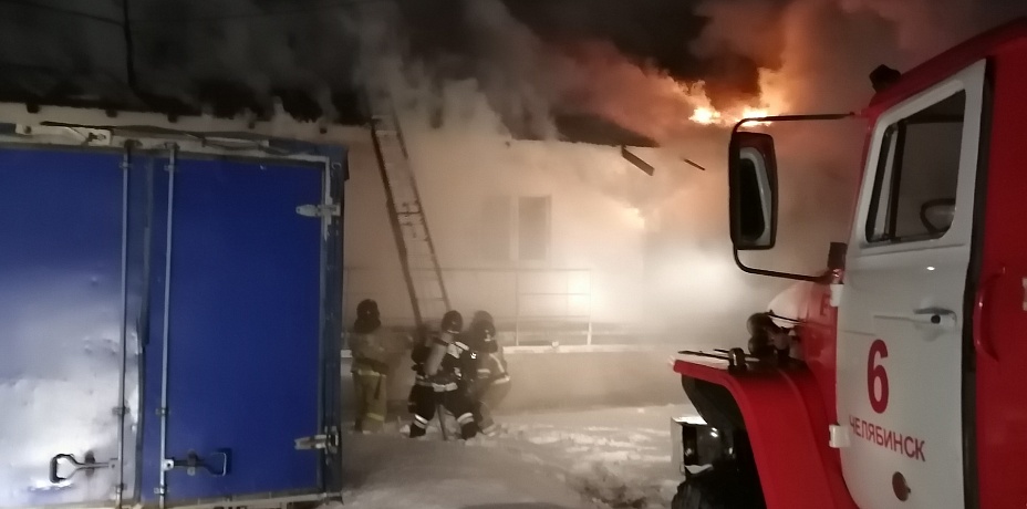 В Челябинске загорелся мебельный склад