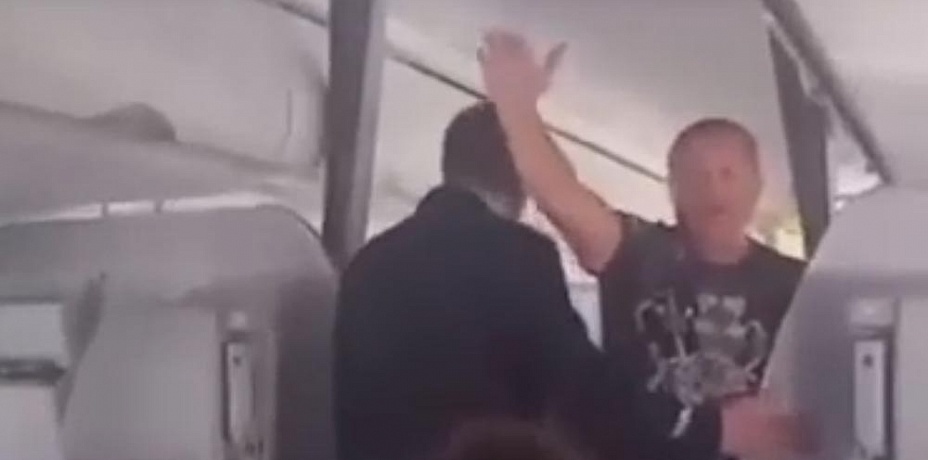 Кричал по-испански и танцевал. Пьяный челябинец устроил «концерт» на борту самолета. Видео