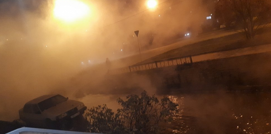 В Екатеринбурге кипяток затопил улицы в Пионерском поселке