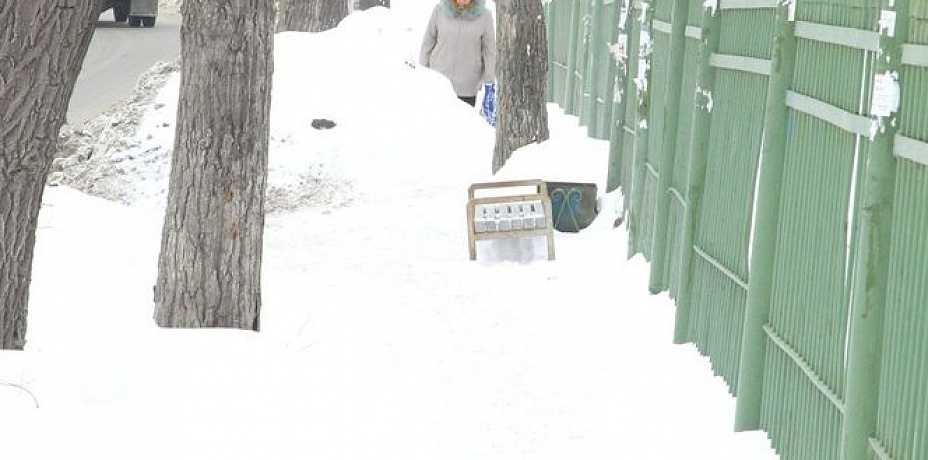 В Челябинске немало мест, где снег и лед убираются плохо