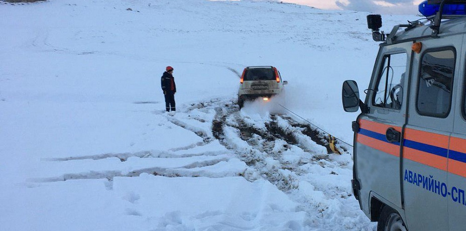 Пограничники спасли россиян из снежного плена в Казахстане