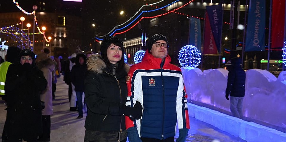 Губернатор Челябинской области посетил ледовый городок на площади Революции