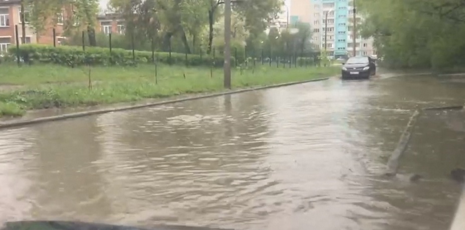 В Челябинской области дождевой водой затопило путь в школу. Видео 