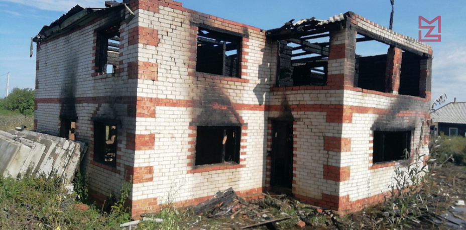 В Чебаркульском районе сгорел заброшенный двухэтажный коттедж. Видео