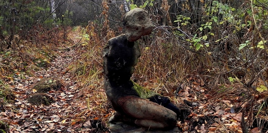 Скульптуру грустящей девушки достали из болота в Челябинске