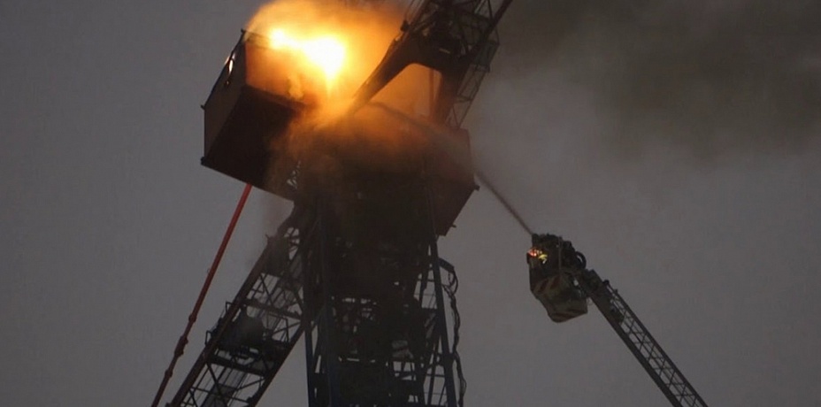 Рабочий обгорел в пожаре на башенном кране в Челябинской области