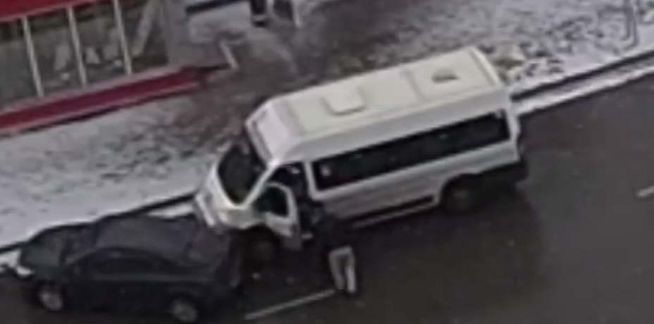 В Челябинске водитель подрался с маршрутчиком-автохамом (видео)