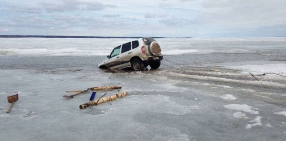 Нива с людьми провалилась под лёд на реке в Прикамье (ФОТО)