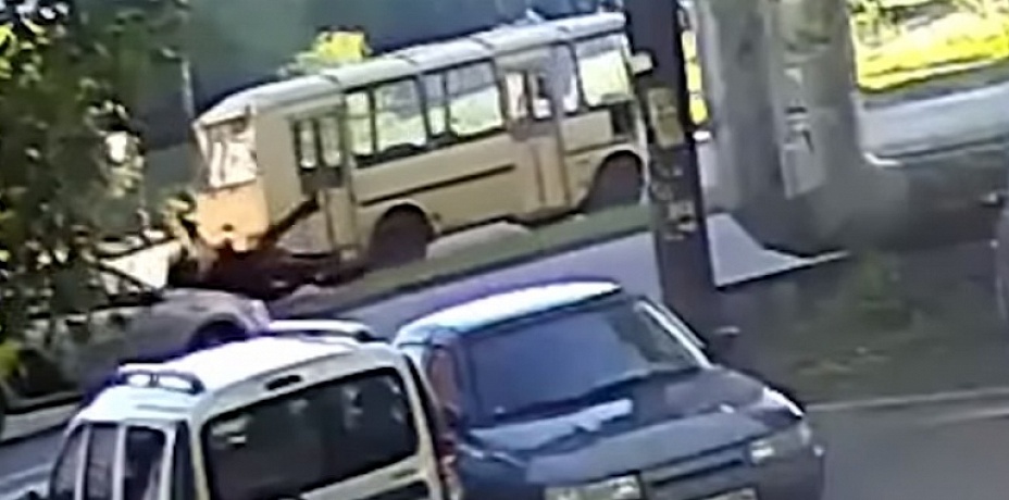 В Челябинске такси на скорости сбила пешеходов. Видео