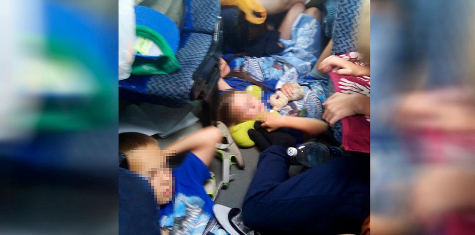 Челябинские дети, спавшие на полу маршрутки, ждут комфортный автобус до дома