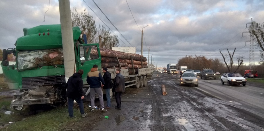 Водитель грузовика погиб при столкновении со столбом в Челябинске