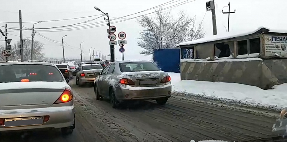 Снегопад в Челябинске парализовал движение транспорта. Видео