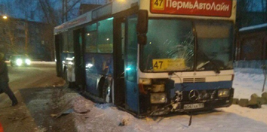 В Перми автобус №47 врезался в светофор