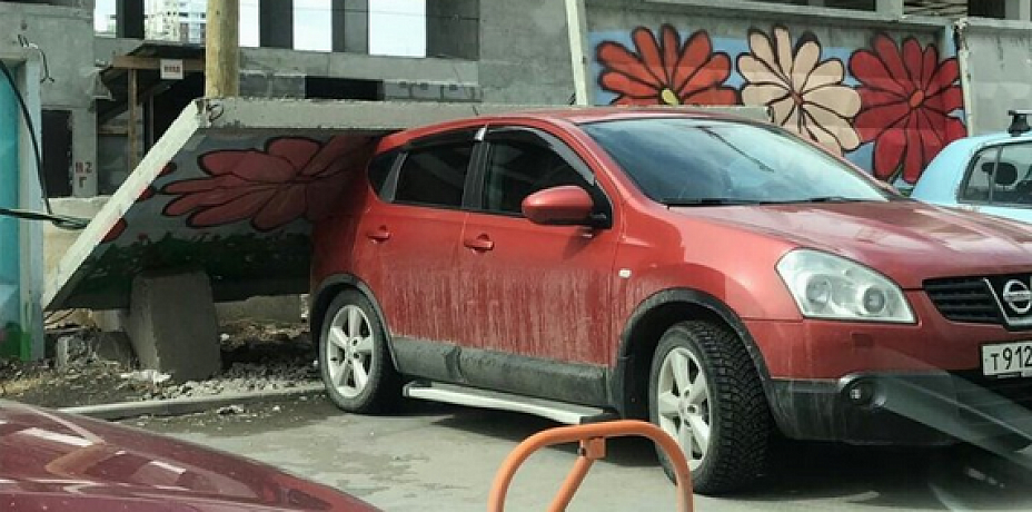 В Екатеринбурге ветер уронил бетонный забор на иномарку