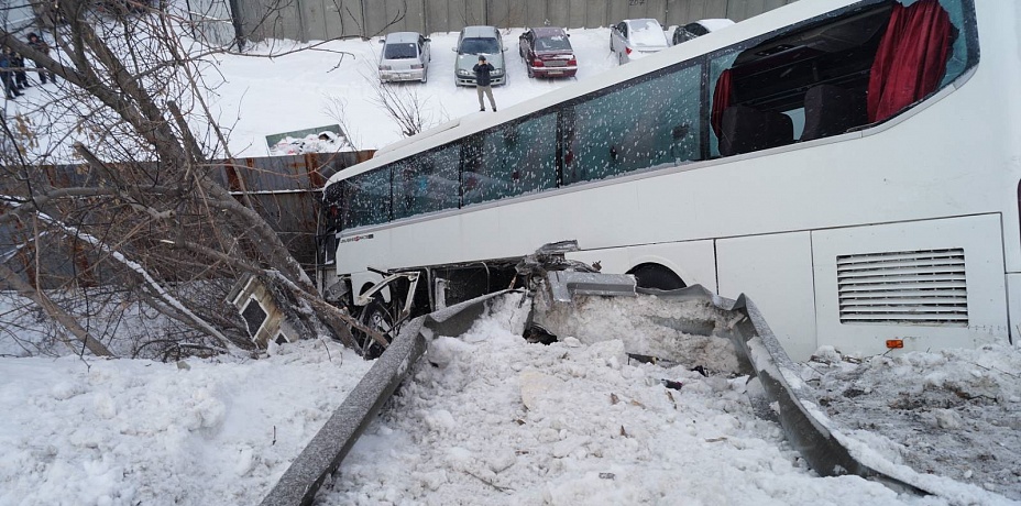 В Челябинске пассажирский автобус упал с моста 